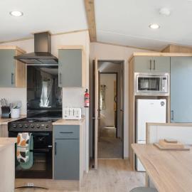 Beachy Lodge with Deck & Parking nr Ilfracombe, Hotel in West Down