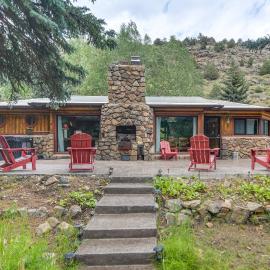 Charming Idaho Springs Retreat on Chicago Creek!, hotell i Idaho Springs