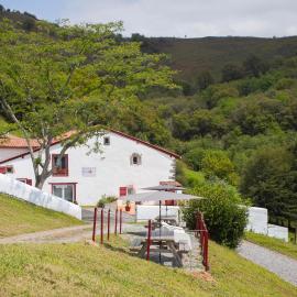 SERENITE BASQUE - Gîtes & Spa Privatif - Vue sur montagne, отель в городе Эноа