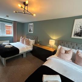 6 Bed, Sleeps 14, En-suites & Parking