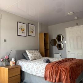 Spacious en-suite bedroom with free parking
