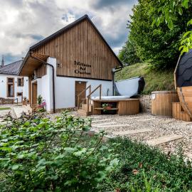 Chata Vlčia Skala - wellness, hotel in Heľpa