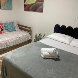 Aconchegante Kitnet na sede Aracruz 1 km do centro individual ótima logística lugar tranquilo, hotel a Aracruz
