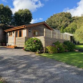 Swansea Log Cabin, хотел в Pontardawe