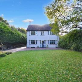 Spacious Cotswolds House Garden with Hot Tub, Hotel in Tewkesbury