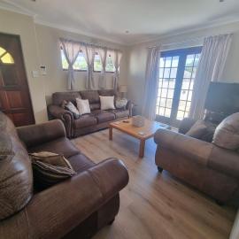 Peaceful, Cheerful, Family Friendly 3Bedroom house, хотел в Edgemead