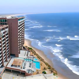 Luxury Beach Condo with Pool, מלון בטיחואנה