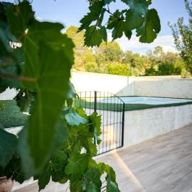Casa abuhardillada con piscina y chimenea