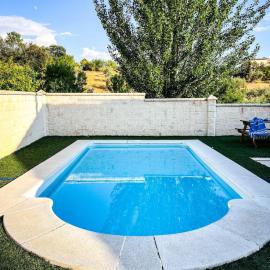 Casa abuhardillada con piscina y chimenea
