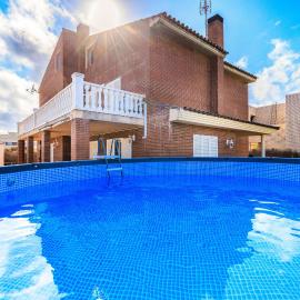 Dorada Villa Planetcostadorada، فندق في كامبريلس