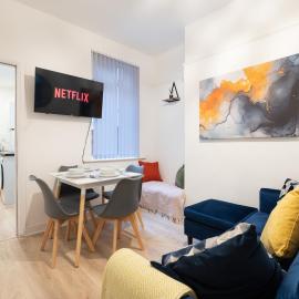 Spacious 4 bed - 4 en-suites - Parking - Sleeps 8, hotel a Doncaster