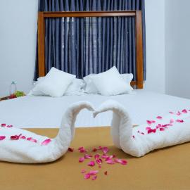 Ganesha Homestay, Cochin, Near Paniyeli Poru Waterfalls, hotel in Malayāttūr