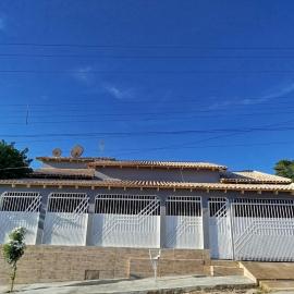 Casa grande, ar em todos os quartos, cabe 3 carros, hotel in Barra do Garças