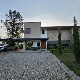 Finca de Lujo en Rionegro -30 min Airport -1 hr Guatapé, hotel in Rionegro