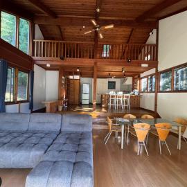 CabinC Private Fireplace, BBQ, Lake Saiko MtFuji, hotel in Narusawa