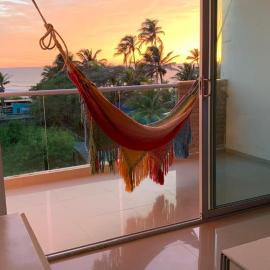 SUNSET LATITUDE, Apto frente al mar con hamaca y piscina