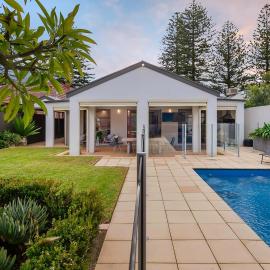 Henley Beach House - Luxury by the Sea، فندق في Henley Beach