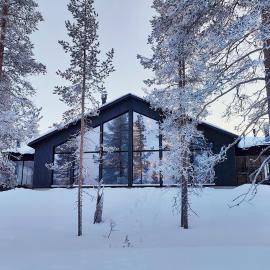 Villa Arctic Trail B - Lapland Escape with Outdoor Hot Tub & Ylläs Ski Passes, hotelli Äkäslompolossa