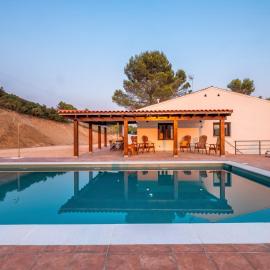 Casa Clarita hasta 21 personas, piscina a 40 min de Madrid y aeropuerto, hotel sa Perales de Tajuña