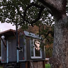 Maringotka pod Lískou, hotel in Suchovršice