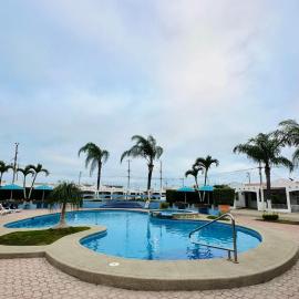 Casa vacacional en Salinas en Urb privada con parqueo piscina y jacuzzi: Salinas'ta bir otel