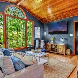 Cozy Serenity - Outdoor Hot Tub, Firepit, Games, + Close to Downtown Gatlinburg