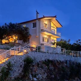 Adriana's House، فندق في Prosílion