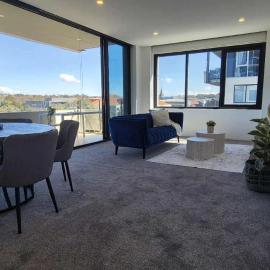 Luxury Barton Apartment with Views in Prime Location, hotel in Barton