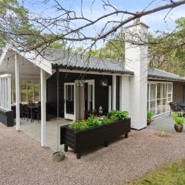 Holiday Home Elsia - 280m from the sea by Interhome, hotel en Neksø