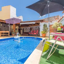 Villa Pilar, con piscina privada, terraza y aparcamiento, hotel en Teror