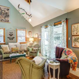 Unique & Artistic Retreat Near Rehoboth Beach!, hotel v destinácii Lewes