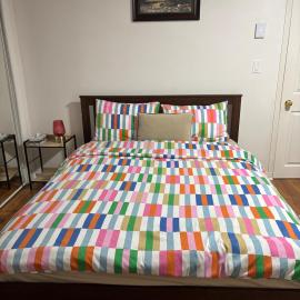 Private apartment-separate, отель в городе Pincourt
