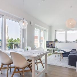 Penthouse-Wohnung "Hygge" mit großer Sonnenterrasse, eigener Sauna & kostenlosem Strandkorb, hotel in Wangerland