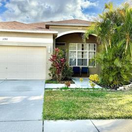 Spacious House with Pool and Hot Tub near Tampa, hotell i Brandon
