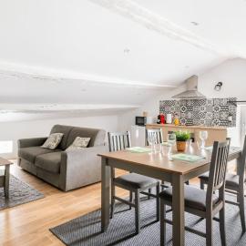Appartement sous combles - vieille batisse proche centre ville, hotel a Saint-Galmier