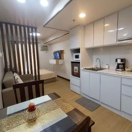 Cozyluxe at Pine Suites Tagaytay, hótel í Kaybagal