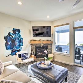 The Moby House Coastal Retreat with Ocean Views & Hot Tub, Hotel in Depoe Bay