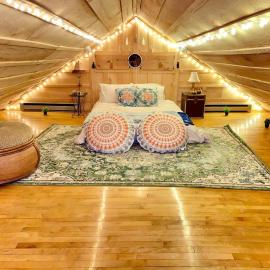 Penthouse w Boho Loft and Jacuzzi and Balcony 3 bdrm, hotel in Saint Joseph