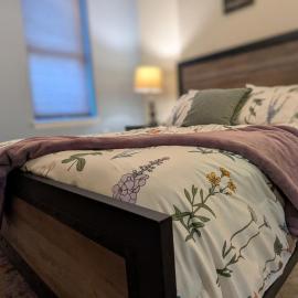Relaxing Rustic Oasis, Unit A - 6 minute walk to Downtown! Pet-friendly & Cyclists Welcome!