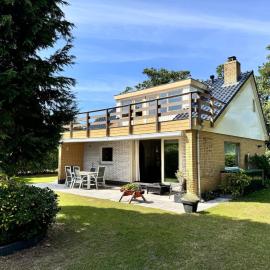 Bungalow in Texel near Beach & Forest, hotell sihtkohas De Koog