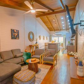 Villa with Pool 5 min beach, close 2 WestBay, готель у місті Вест-Енд