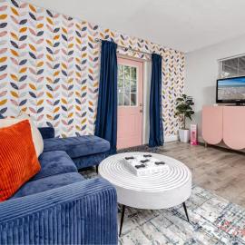 8 Mins to Beach, King Bed, Private Fenced Yard, Free Parking