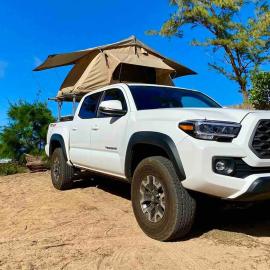 Escape It All Rooftop Glamper fully equipped Tacoma, hotel in Anahola