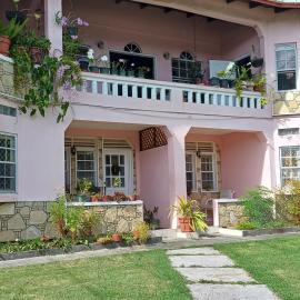 PeachBloom Terrace Inn, hotel v destinaci Saint Georgeʼs