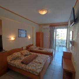 Villa Cosmos Inn, hotel in Olympic Beach