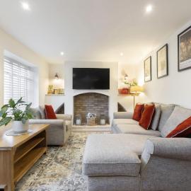 Charming Two Bedroom Apartment in Fairview: Cheltenham şehrinde bir otel