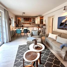 Sky & Sand Homes Storchennest I Cozy Wohnung fuer 4 Gäste mit Terrasse und Parkgarten im Reetdachanwesen in SPO