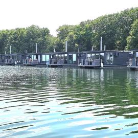 Houseboat Marina Mookerplas aan het Water | 4 - 6 personen, hotelli kohteessa Middelaar