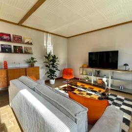 Mid Century - 3 bedrooms - Parking - 6 people, Hotel in Dijon