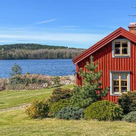 Cozy Home In Boxholm With Lake View, hotel u gradu Boxholm